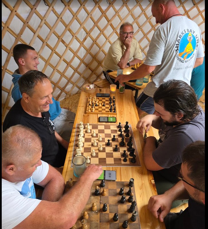 Igralci med partijo v jurti